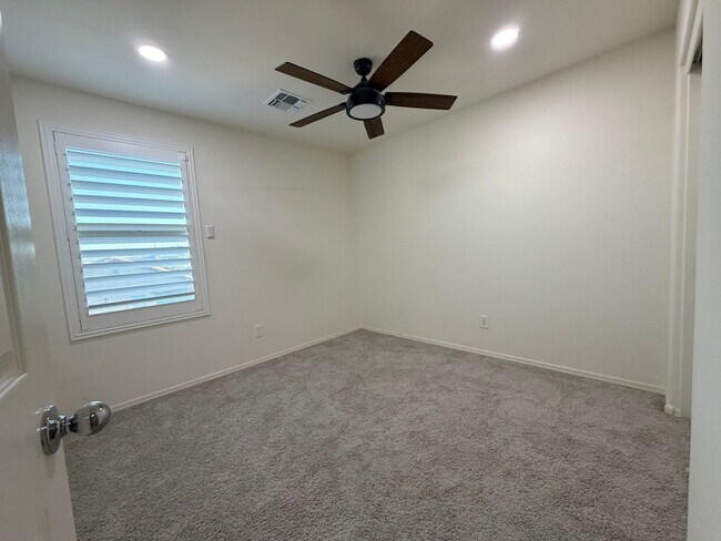 Building Photo - 3 bedroom 3 bath Home