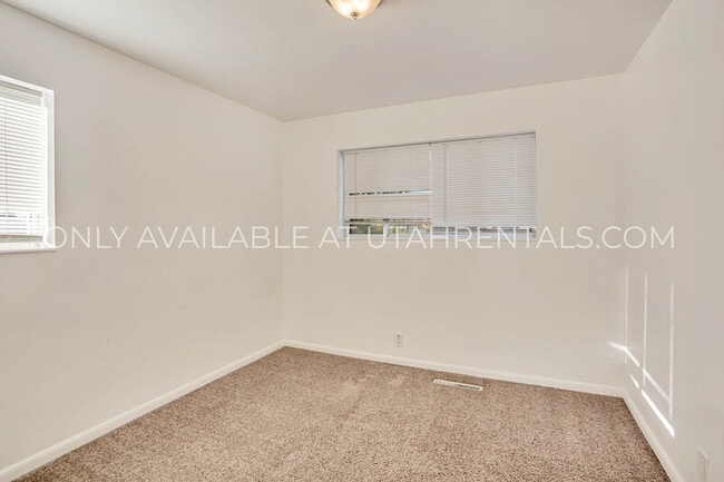 Building Photo - 360 E 400 S