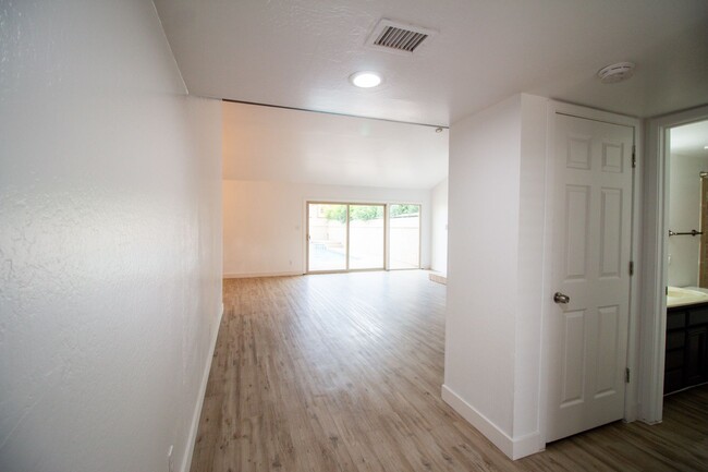 Building Photo - Scottsdale - McCormick Ranch Home - 3 Bedr...