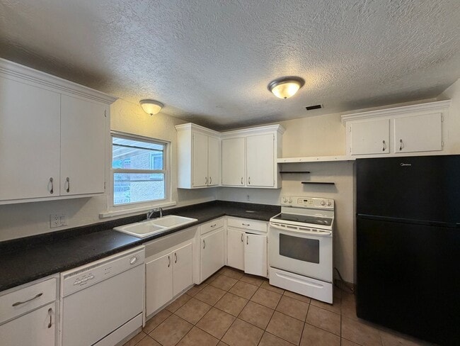 Building Photo - Quaint 4 Bedroom 2 Bathroom Home In The NE!