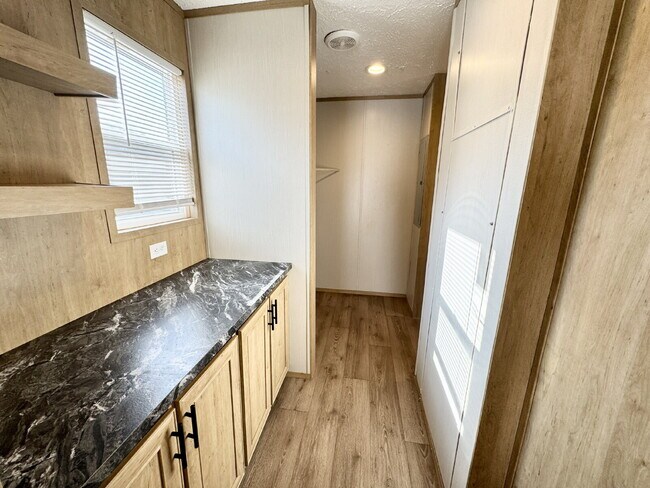 Building Photo - 2 Bedroom, 2 Full Bathrooms With Water Included in Pendleton