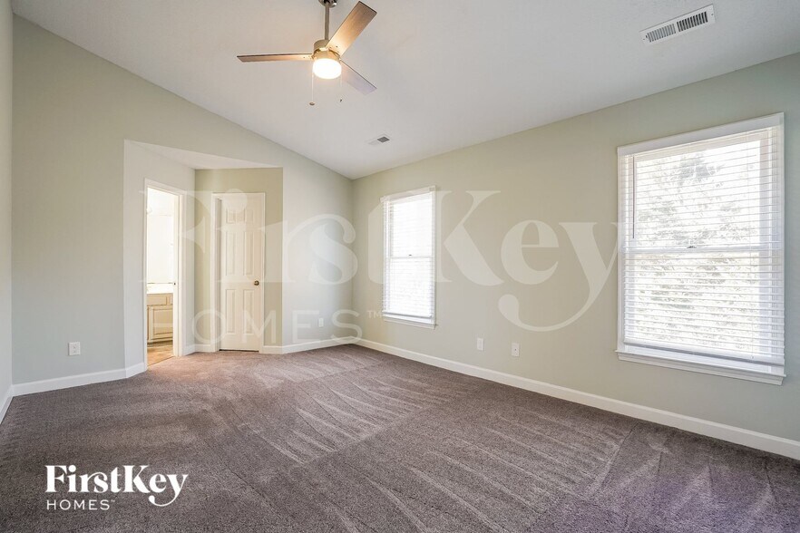 Building Photo - 3622 Two Oaks Dr