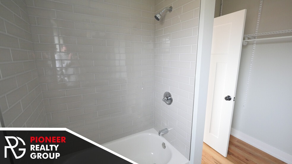 Building Photo - 908 W George St