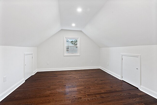 Building Photo - 409 Maiden Ln