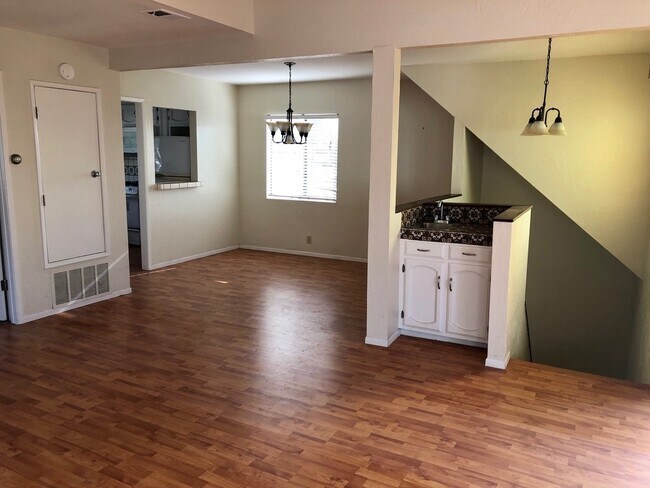 Building Photo - Pierpont Beach Home