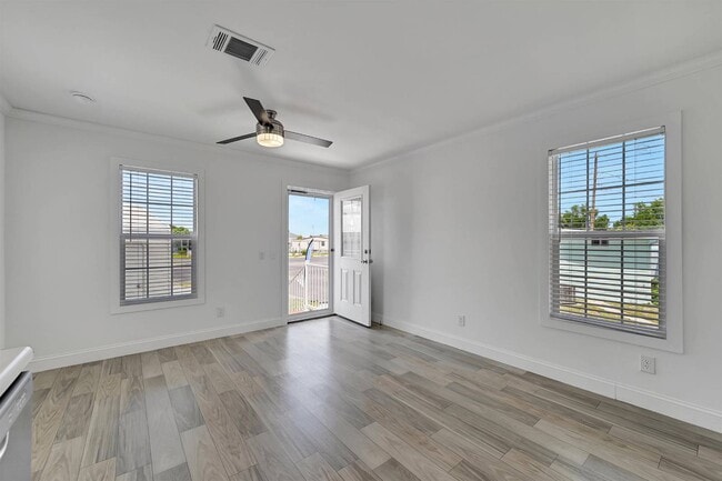 Building Photo - 2210 Seaview St