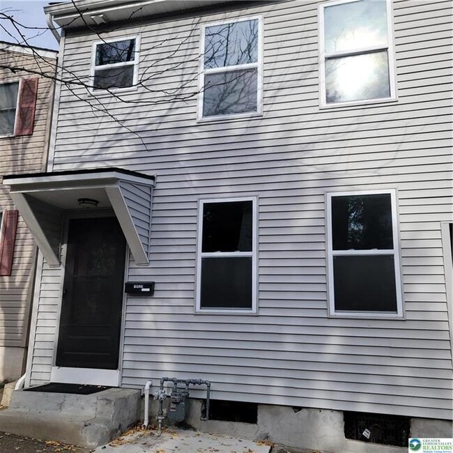 Building Photo - 1039 Ferry St