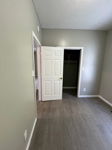 Building Photo - 418 Studebaker St