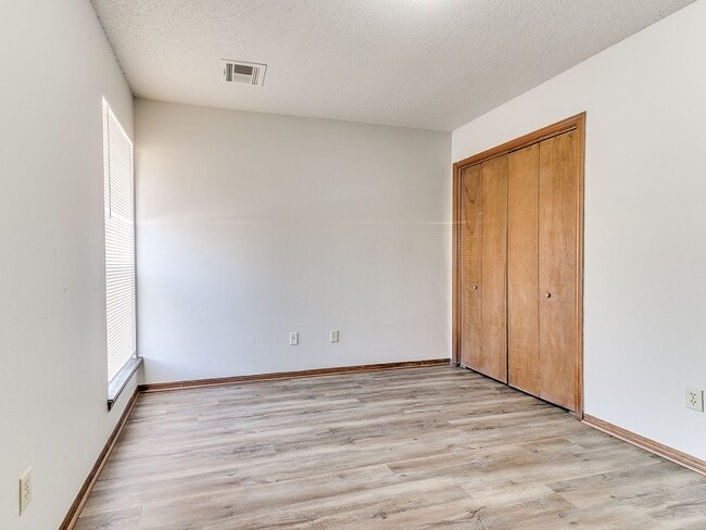 Building Photo - Charming West Norman Duplex