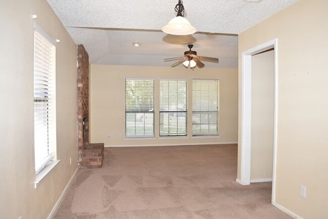 Building Photo - 7009-7011 Overton Park