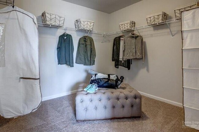 Building Photo - Newer SE 3 Bdrm House, All Appliances incl W/D, Air Cond, Community Pool, Double Garage