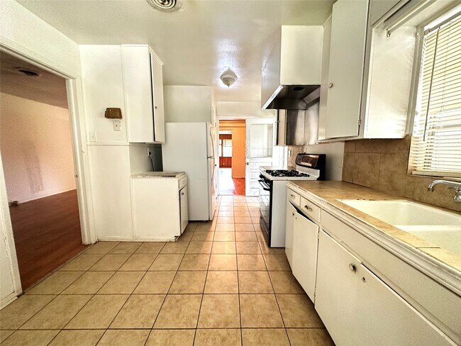 Building Photo - 5210 Stuyvesant Ln