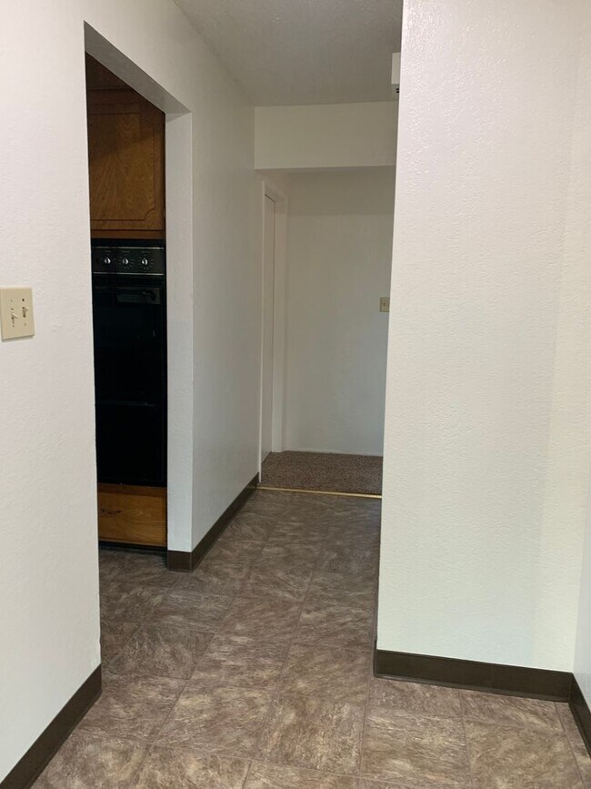 Building Photo - 4 bedroom home in convenient location on Alta Mesa Dr.