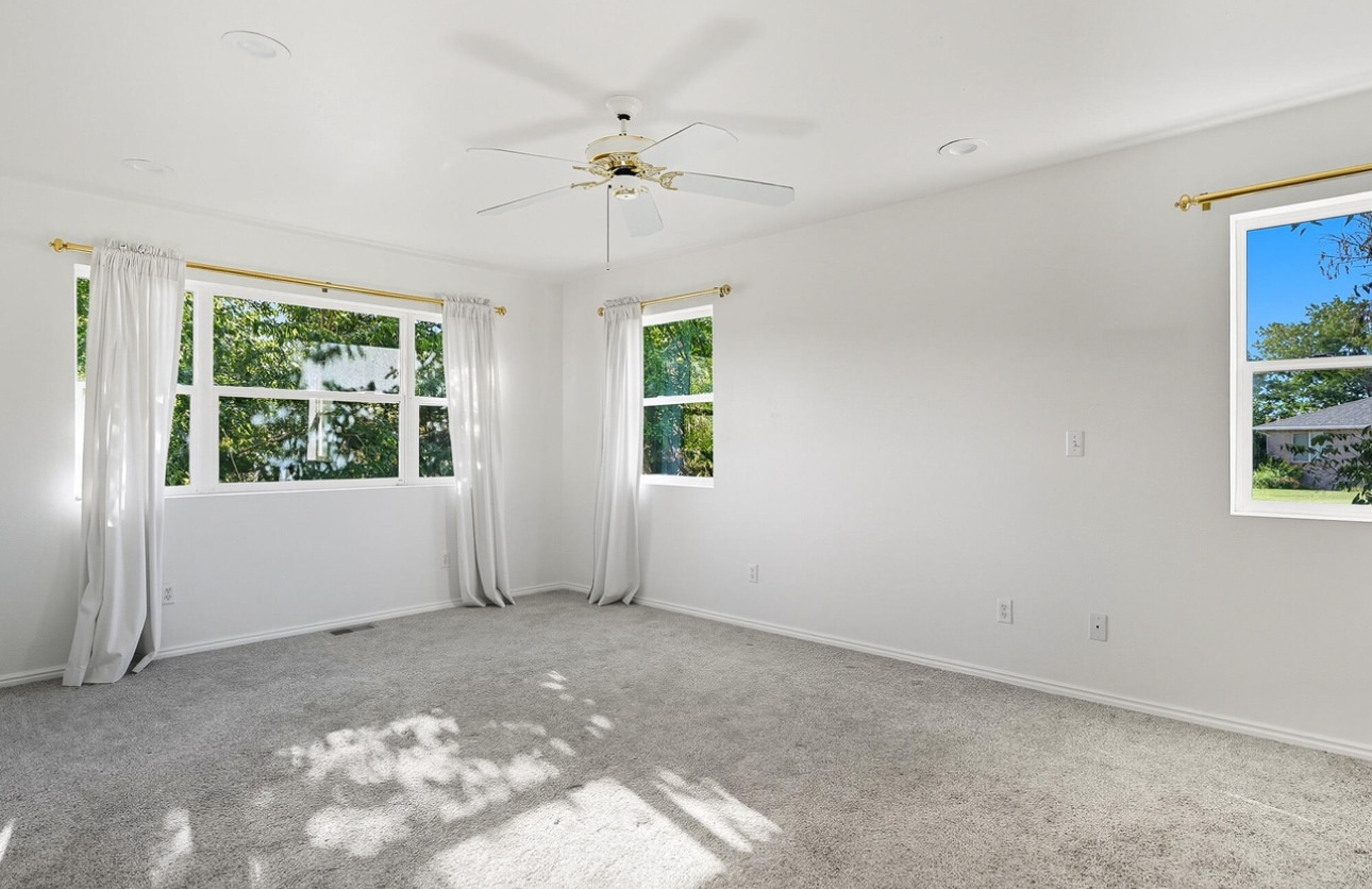 Building Photo - 298 S Staci Ct