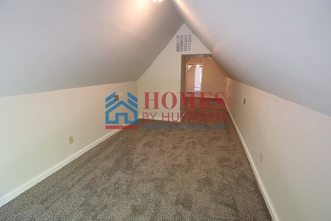 Building Photo - Three Bedroom House