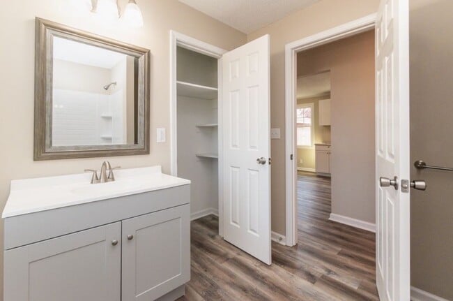 Building Photo - 816 Garrettsburg Rd