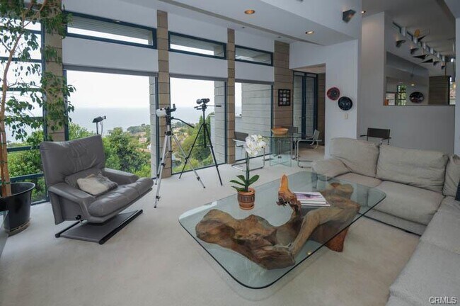 Building Photo - Custome Built Home With Ocean Views