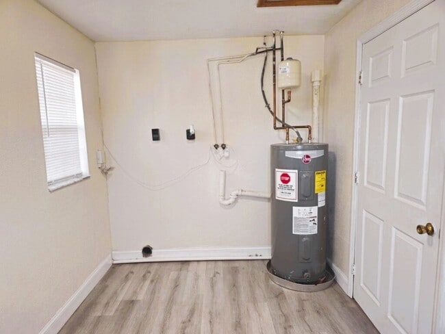 Building Photo - 3 Bedroom 2 Bath 1 Car Garage Home in St. Pete!!