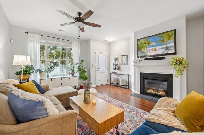 Building Photo - Beautiful 3 story townhome with office in ...