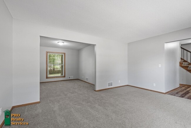 Building Photo - 4 Bedroom Home in Burnsville
