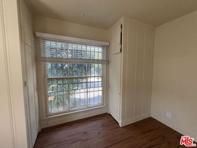 Building Photo - 1306 1/2 S Mansfield Ave