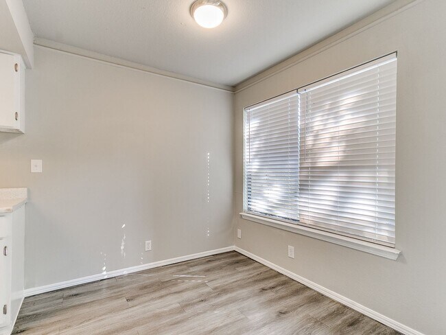 Building Photo - Updated 3 Bedroom, 2 Bathroom Duplex in the Heart of Broken Arrow!