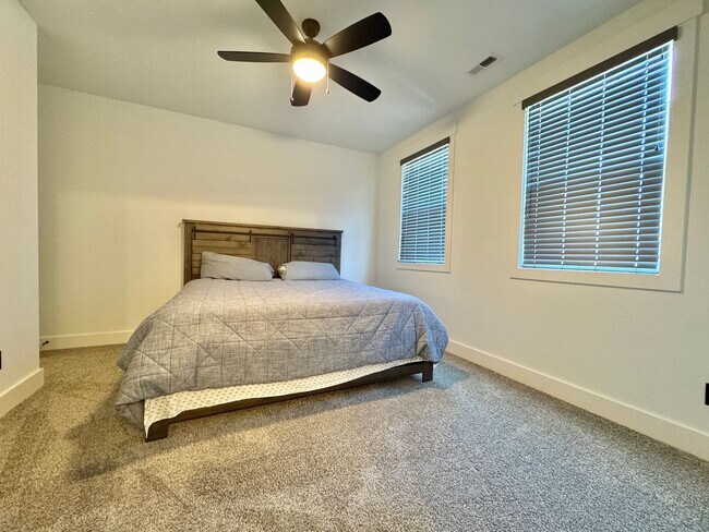 Building Photo - 2 Bed, 2.5 Bath Townhome with 2 Reserved Parking Spots