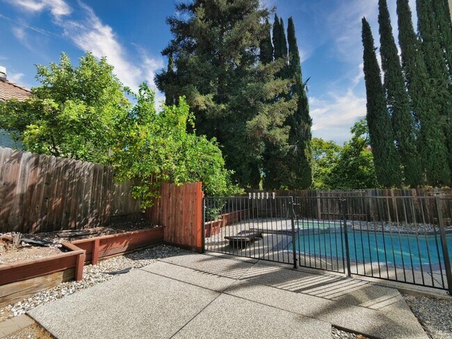 Building Photo - 3500 Crownridge Dr