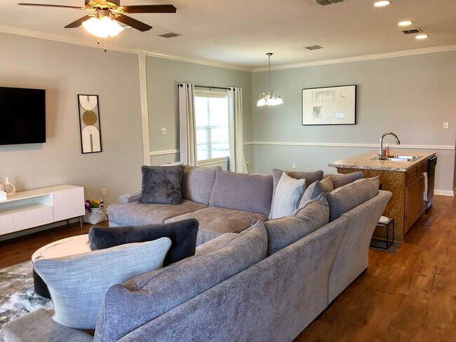 Building Photo - 3BR/3BA House Near Campus