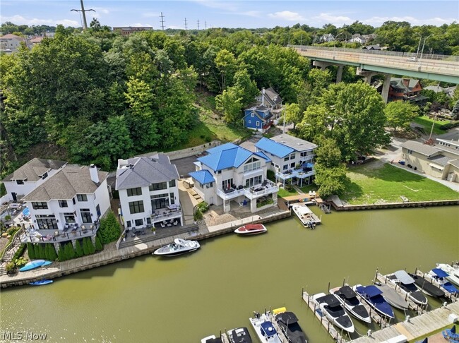 Building Photo - 421 Riverdale Dr