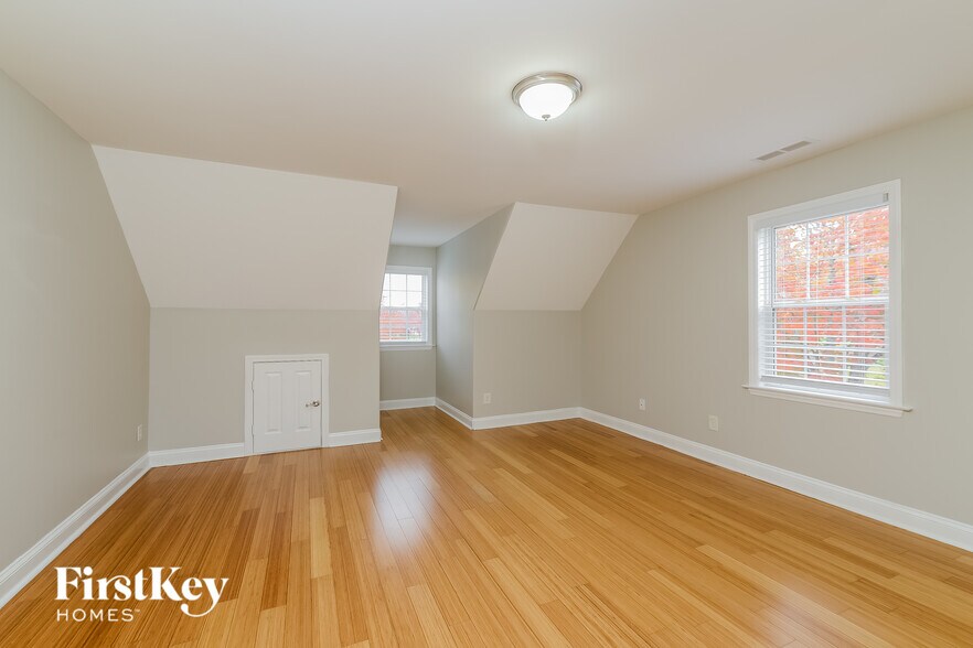 Building Photo - 5819 Willowdale Dr