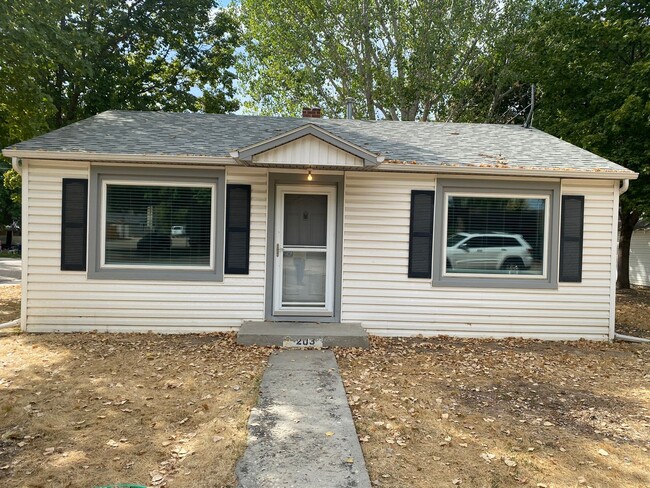 Building Photo - Great 2 bedroom house on a HUGE lot! $250 ...