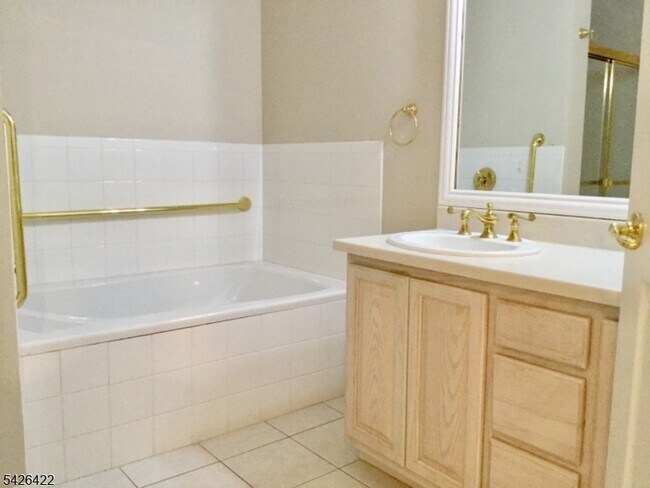 Building Photo - 2112 Clinton Ln