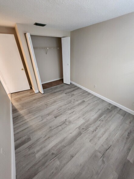 Building Photo - 2906 Cedaridge Dr
