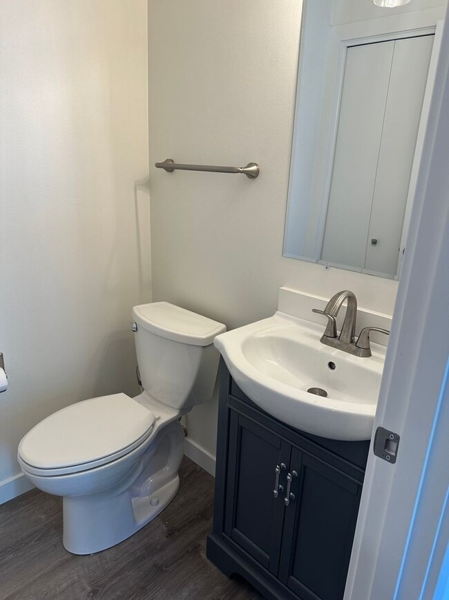 Building Photo - Beautifully updated 3 bedroom 1.5 bath dup...