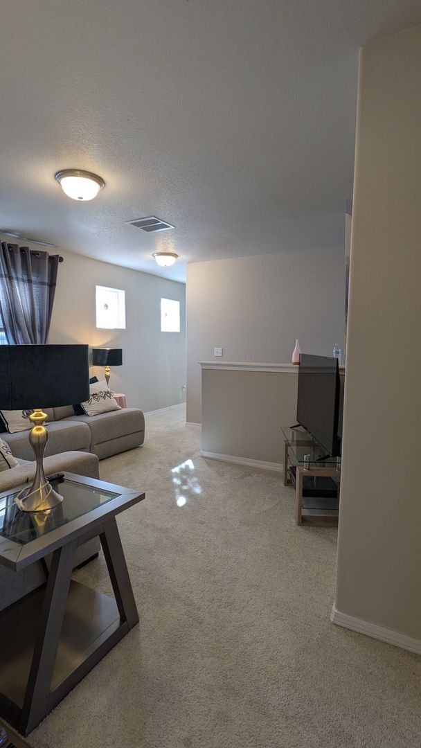 Building Photo - IMMACULATE 4 BED/2.5 BATH CUSTOM BUILT HOME IN SKYLINE RIDGE!