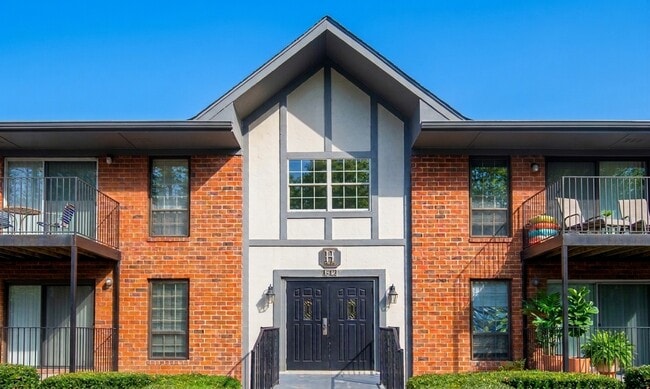 Building Photo - 6851 Roswell Rd