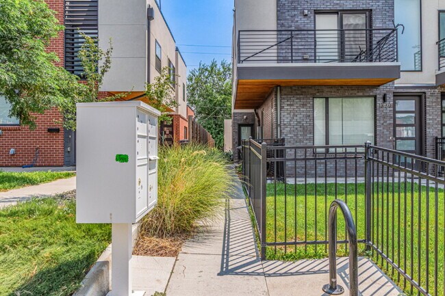 Building Photo - Beautiful Sloans lake Two Bed / Two and a ...
