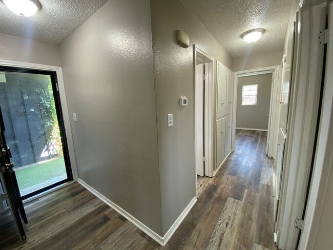 Building Photo - Charming 5 Bedroom House