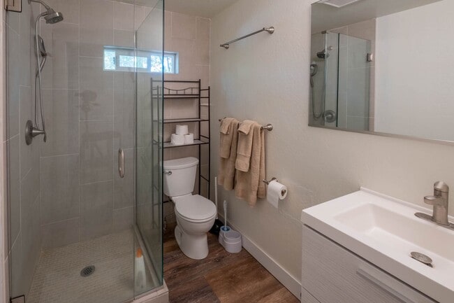Building Photo - Enjoy the Downtown Coeur d Alene Lifestyle...