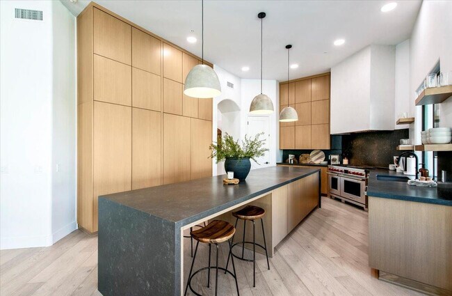 Building Photo - 5316 E Royal View Dr S