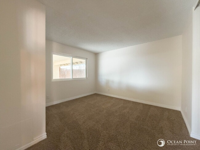 Building Photo - 2 Bedroom Duplex for Rent in Camarillo!