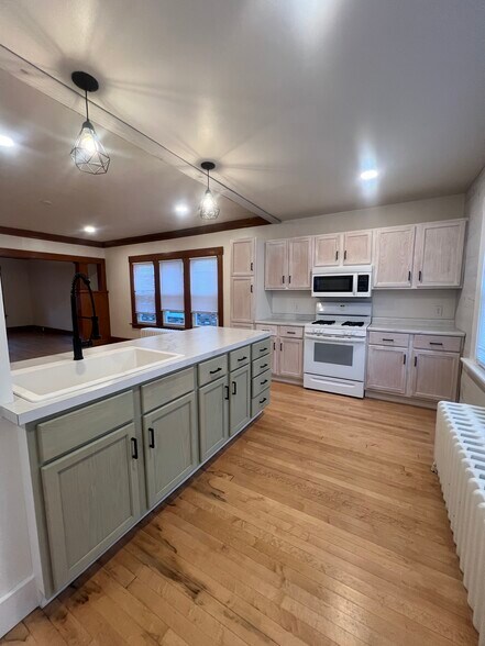 Building Photo - 2033 S 82nd St