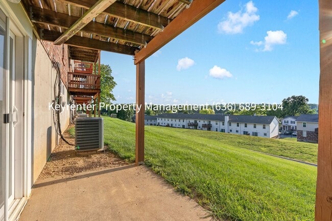 Building Photo - Charming 2-Bedroom Condo Available for Rent in Saint Peters!