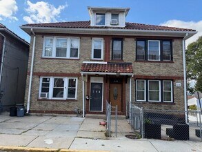 Building Photo - 621 Columbia Ave