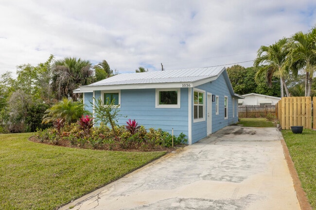 Building Photo - 1036 NE Wright Ave