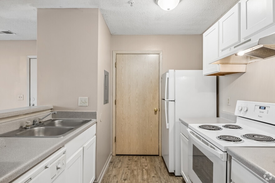 2BR, 2BA - 700SF - Kitchen - BayOak