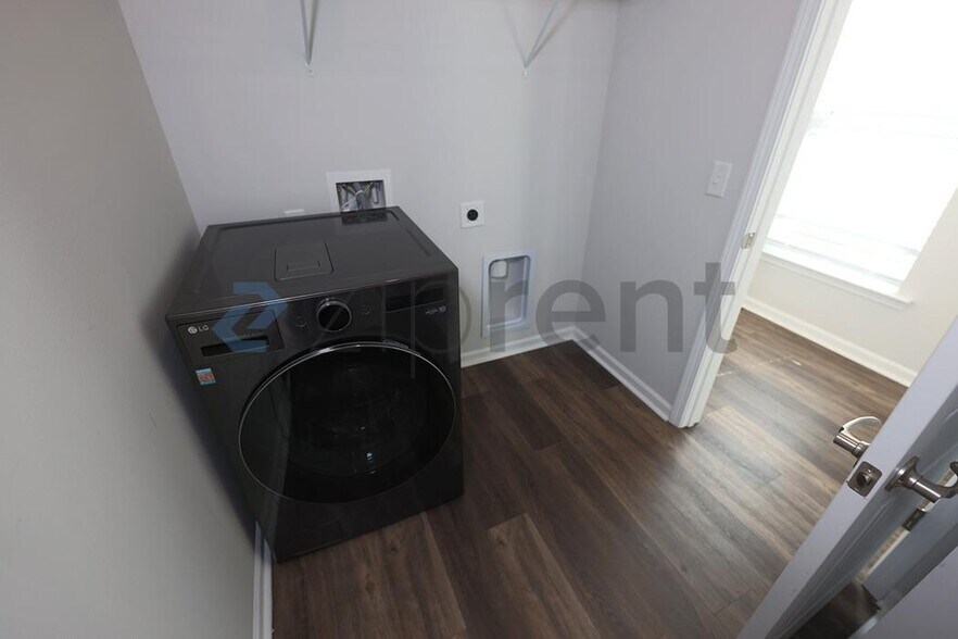 Building Photo - Unit
