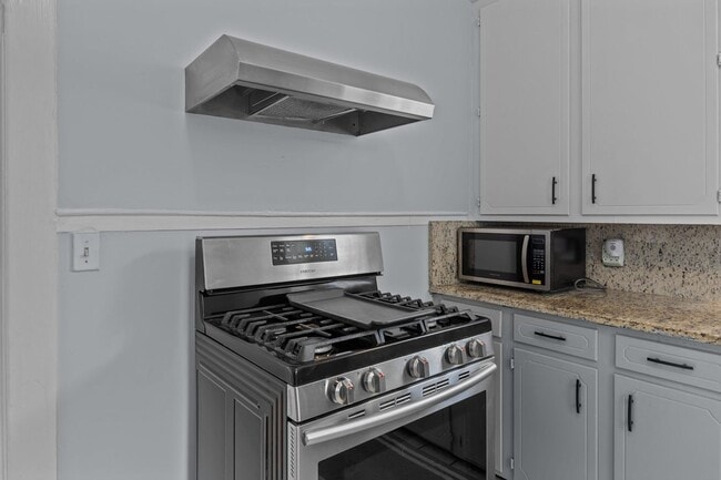 Building Photo - Incredibly Well Maintained & Beautiful Hom...