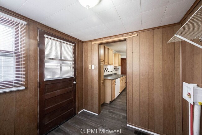 Building Photo - "Charming 2-Bedroom Retreat in Heart of In...